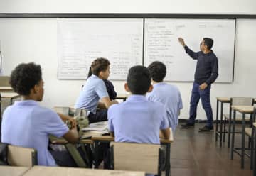 米攻撃後のベネズエラで小中学校が新学期開始