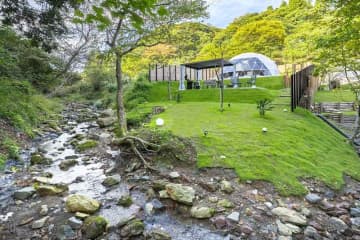 小川のほとりで「何もしない贅沢」を　鴨川の森に“大人の秘密基地”誕生　1日3組限定のグランピングリゾート「SUP BASE KAMOGAWA」