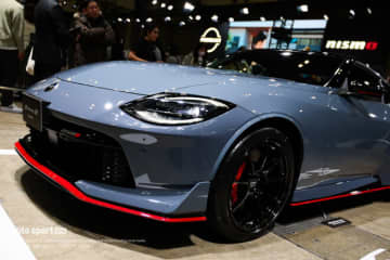 ニッサン・フェアレディZ NISMOのMT車がオートサロンに登場。基準車も“Gノーズ”彷彿の新バンパー採用でマイナーチェンジ