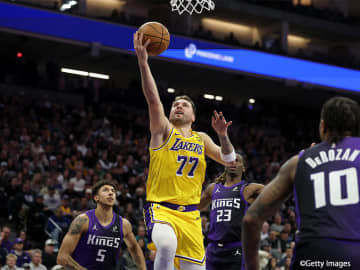 レイカーズが3連敗…ドンチッチの42得点も実らず、ベンチ入りの八村塁は14日の試合で復帰か