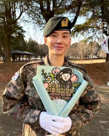 NCT ジョンウ、基礎軍事訓練を無事修了…軍服姿の近況ショットを公開！