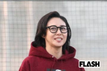 松嶋菜々子“ド派手パーカー”で「テレ朝初主演」ドラマロケから帰宅姿　夫婦そろってドラマ主演が発表、気になる“軍配”の行方