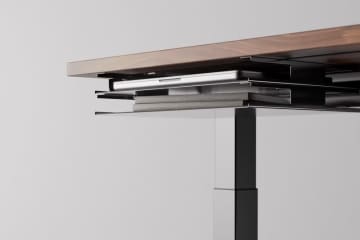 デスクの天板下に16型ノートを収納するトレー。PREDUCTS DESK用