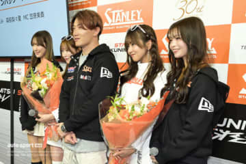 日南まみさんと森脇梨々夏さんに牧野任祐がサプライズ花束贈呈。涙でSTANLEYとレースアンバサダーを卒業