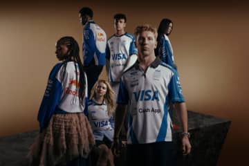 レーシングブルズ、2026年のチームウェアを初披露。フォード・レーシングのロゴが入る