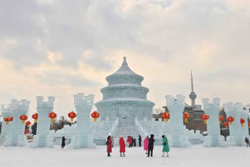 長春の氷彫刻「祈年殿」に観光客が殺到―中国