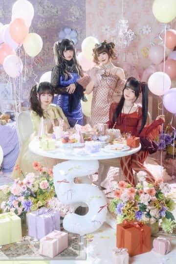 きゅるりんってしてみて初のフォトブック発売♡5周年を刻むリアルな可愛さ