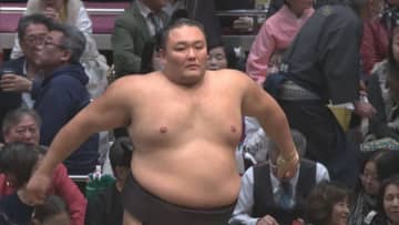 朝乃山が「元大関対決」を制して2勝目　得意の右四つから御嶽海を寄り切る【大相撲初場所 3日目結果】