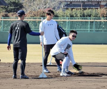 【DeNA】加藤響、高見沢郁魅、田内真翔の若手内野手、牧秀悟と自主トレ　勝負の年へ、成長期し弟子入り