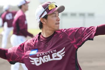 41歳の“王子”は「スタイル抜群」　イケメンスーツにファン悶絶…緩めネクタイは「反則」