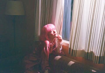 アンジェリーナ1/3のソロプロジェクト・ailly、1st EP『ailly』ジャケ写＆アー写解禁。yonige・牛丸ありさ提供曲「ガールズトーク」先行配信決定も