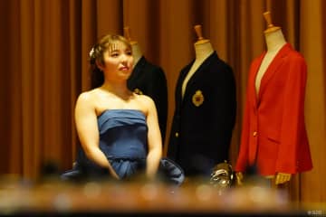 年間女王祝勝会でジャンボ尾崎さんしのび黙とう 佐久間朱莉「たくさんの優勝報告ができるように」