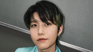 「めっちゃ新鮮」ミセス若井滉斗 “狩人”スタイルで楽器奏でる姿を公開！雄大な自然に囲まれた新曲MVオフショットに「何から何まで最高です」