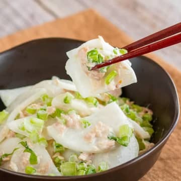 【旬のかぶはこうやって食べるとウマいぞ】切って和えるだけ！味見でなくなる簡単箸休めレシピ