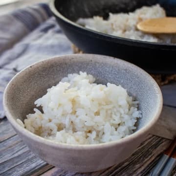 【炊飯器より早い！】「たった10分でご飯が炊けるって本当？」SNSで話題のフライパン炊飯の裏ワザ