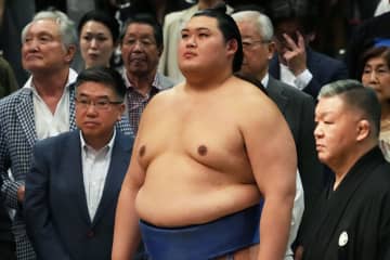 「セカンドバッグみたい」横綱・大の里が手にした“分厚すぎる”束に視聴者衝撃…「懸賞えぐいな」