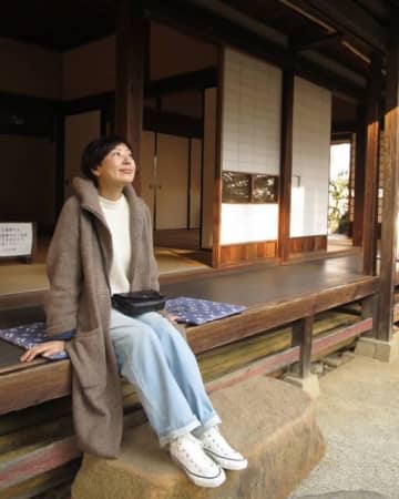 冬に薄色デニムパンツを着るなら？ 季節感のあるコーデを作る正解バランス