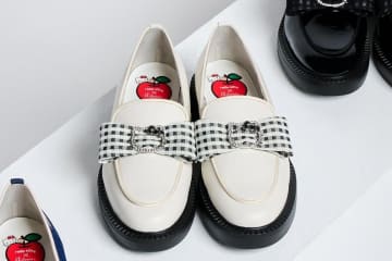 サンリオ×ダイアナ、“ハローキティ煌めく”リボンローファー＆ポムポムプリンの厚底スニーカー