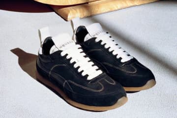 マックイーン“レトロカラー”のスニーカー「EC1」スエードとナイロンの異素材アッパー