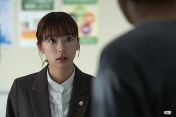 松山ケンイチ主演「テミスの不確かな法廷」第2話。小野崎を演じる鳴海唯からコメント到着！