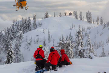 男子中学生が スキー場で自ら “コース外” で滑り『遭難』”捜索隊が緊急出動” する騒ぎになりネットでコメント殺到「スキー場の規約でコース外滑走の救助費用は請求するとなっています。懐が痛むのは要救助者。」「圧雪されていない深雪がどれほど危険なのか経験上まだ知らないんだね。。」