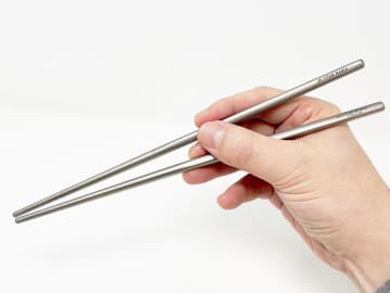 [本日の一品]軽くて丈夫でカッコいい！　チタン製のお箸