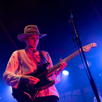 ブラック・ミディ創設メンバー、マット・クワスニェフスキ＝ケルヴィンが26歳で死去