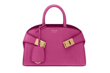 フェラガモ「ハグ」華やかなフューシャピンクのミニバッグ、“雄鶏の羽”プリントのトートも