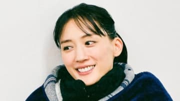 「表情がたまらない」綾瀬はるか マネージャー撮影の“紅白オフショット”公開！美デコルテ際立つドレス姿やおちゃめなモグモグタイムも「品のある美しさ」