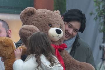 大谷翔平に滲む“父の顔”　CMの合間も女の子と交流…熊のぬいぐるみ揺らして笑顔