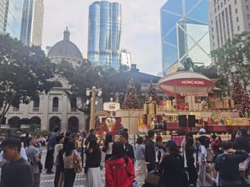 英王室御用達ショップ閉店で行列