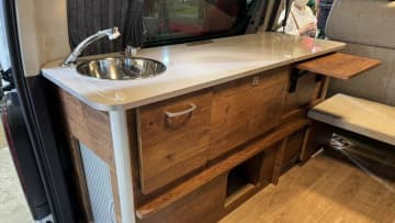 トヨタ「6人乗り」ファミリー層にブッ刺さる。ベッド展開しながらテーブル設置OK！シンク付きキッチンと大容量冷蔵庫が良き。長い付き合いになりそうなキャンピングカー。