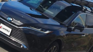 「これは盲点」「使ったら便利」え、そんなところに…？困っていた車内の収納、一発解決。高級車にも馴染む“漆黒”ハイエンドモデルが魅力的。