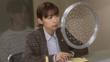 『テミスの不確かな法廷』“小野崎”鳴海唯、居酒屋で絡み酒　視聴者デジャブ「『あんぱん』でも見た」「琴子さんじゃん笑」