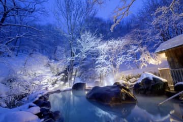 「これぞ冬の醍醐味！！」露天風呂の目の前にそそり立つ巨大な氷瀑！青森・奥入瀬で堪能するリラクゼーション体験とは