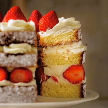 シフォン型で焼くと美味しい！「ストロベリーショートケーキ」の作り方。真ん中から熱が入るので、スポンジ生地が美味しくなるんです♪