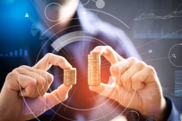 自営業の父は貯金が「3000万円」あると言います。商売は得意でも資産運用は苦手らしいのですが、仮に5年間運用するとどれくらい差が生まれるのでしょうか？