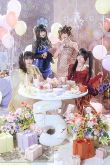 Z世代女子憧れのアイドル・きゅるりんってしてみて、 “5周年パーティー”をイメージしたキュートな衣装姿を披露