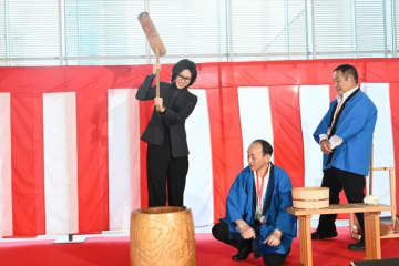 松嶋菜々子、約10kgの杵で餅つき　「全然大丈夫」と余裕の表情