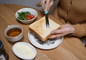 朝のプチストレスが消えた。2年愛用で手放せない「1本3役のミニマルナイフ」