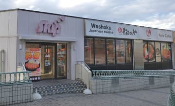 【食レポ】松のやで「“肉厚”チキンムネかつ定食」1,030kcalを実食! パンチの効いたガーリックバターソースも相性抜群!