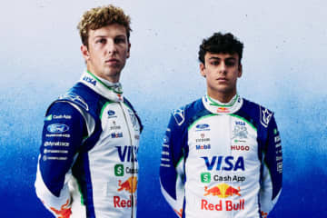 レーシングブルズが2026年仕様のレーシングスーツを公開。前年に続きホワイトをベースに、ブルーをあしらう