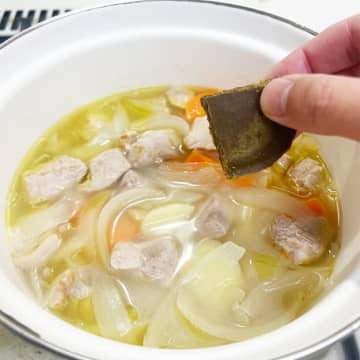 【知ってた？】カレールーを入れてすぐ混ぜるのはもうやめて！簡単でキレイに溶かす裏技