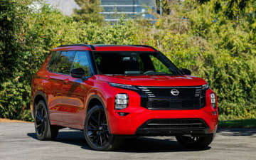 三菱自動車、日産向けOEM供給車両「ローグ プラグインハイブリッド」「ナバラ」の生産を開始