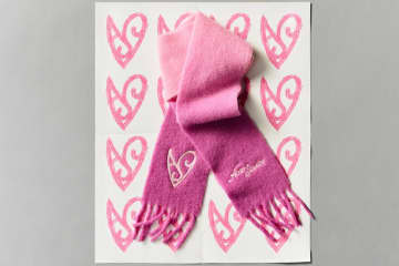 アクネ ストゥディオズ、ハート刺繍入り“ピンクグラデ”マフラー＆ジュエリープリントのジーンズ