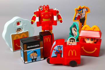 ハッピーセット「クレヨンしんちゃん」を一足先に遊んでみた!【2026.1】しんちゃんとマクドナルドをモチーフにしたおもちゃが登場