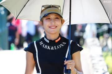 金田久美子が夜のテラスでパームツリーを背景に写真撮影 「チャックが少し開いてるけど」