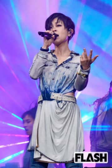 宇多田ヒカル エルメスのファッションショーに登場…“全身ブラック”姿に