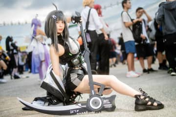 コスプレ】スレンダーな台湾美女が大鎌を手に美脚を披露！『アーク