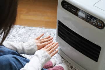 寒さ対策に石油ファンヒーターを買おうか悩んでいます。電気代と灯油代 寒さ対策に石油ファンヒーターを買おうか悩んでいます。電気代と灯油代